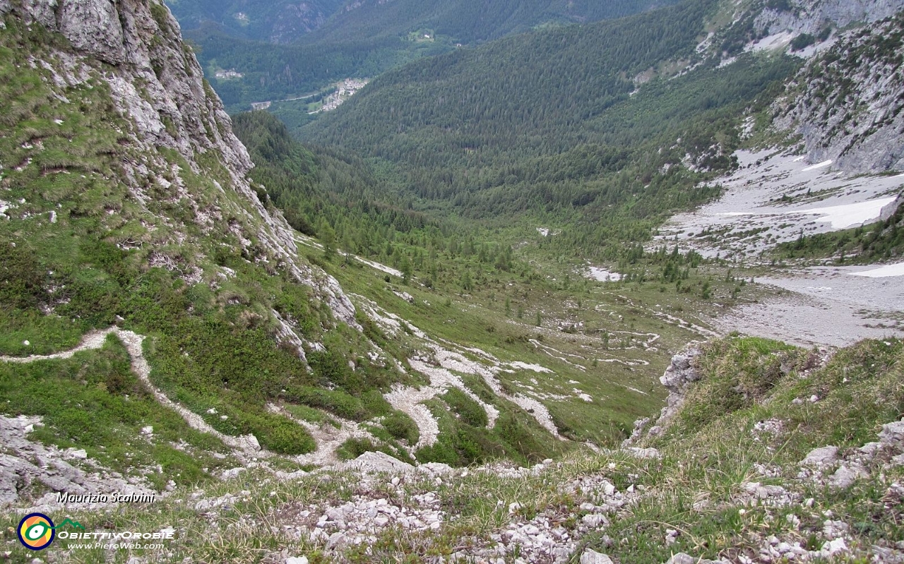 50 Passo di Menna, è ora di scendere verso Roncobello, visibile sullo sfondo....JPG